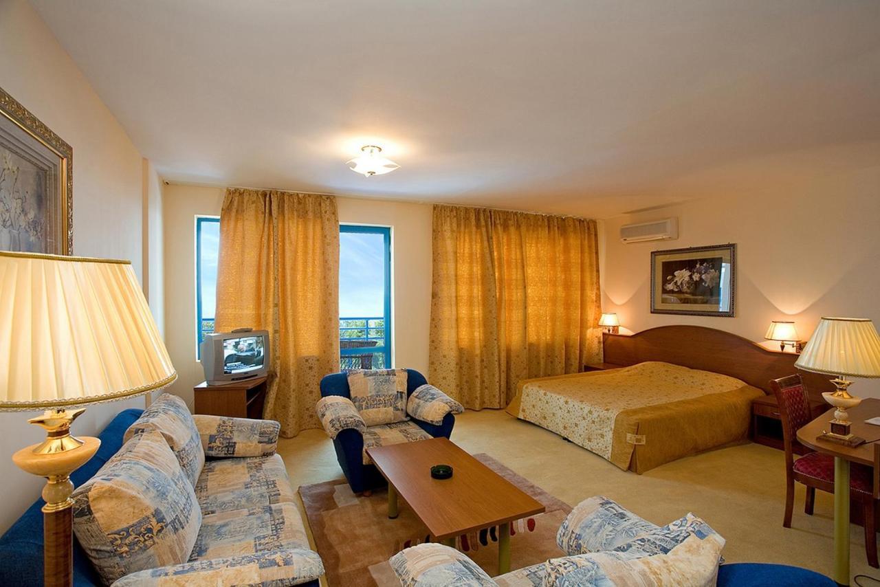 Hotel Iceberg Balchik Exterior photo